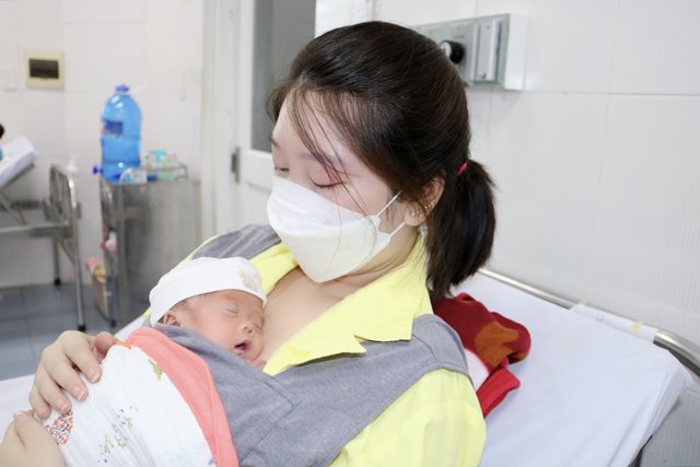 Tiếp xúc da kề da tốt cho não của trẻ sinh non